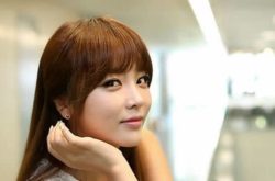 Korean Singer Questioned About Plastic Surgery at Airport